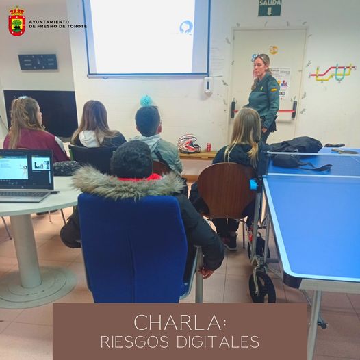 Charla de riesgos digitales.