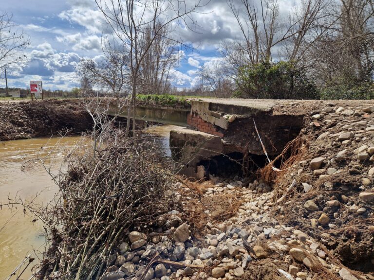 El Ayuntamiento prohíbe el paso de vehículos de más de 12 toneladas por el puente del Valle del Río ante el riesgo de derrumbe
