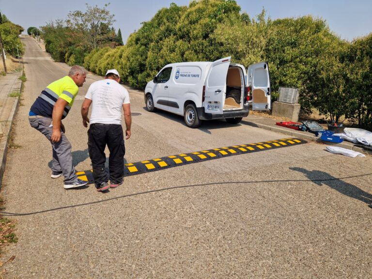 El Ayuntamiento responde a las demandas vecinales con la instalación de dos nuevos badenes