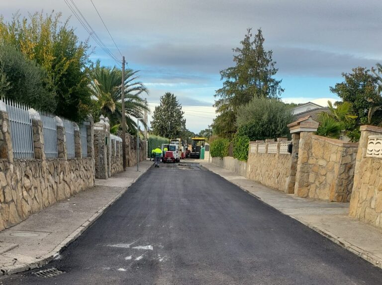 El Gobierno municipal renueva íntegramente la urbanización Los Olmos