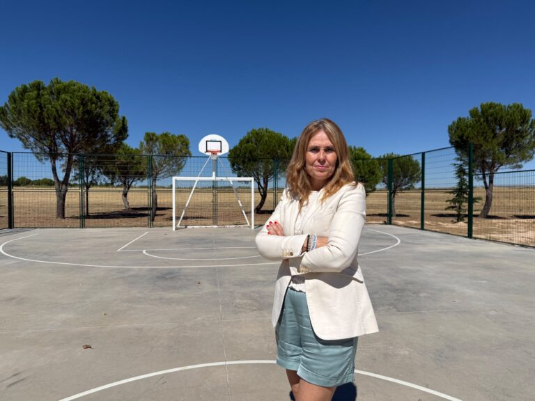 El Ayuntamiento culmina la pista  multideportiva de La Reguerilla con su cerramiento