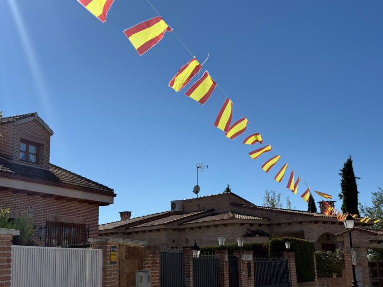 El Ayuntamiento de Fresno de Torote coloca cerca de 500 banderas de España para conmemorar la Fiesta  Nacional